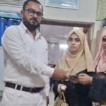 rampal singh returned lost iphone to woman passenger up news