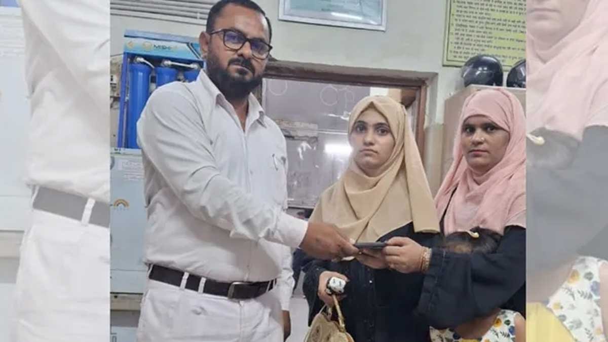 rampal singh returned lost iphone to woman passenger up news