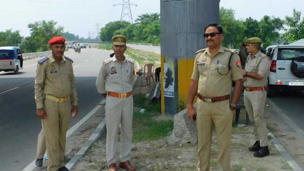 पुलिस की घेराबंदी पर बदमाशों ने शुरू कर दी फायरिंग