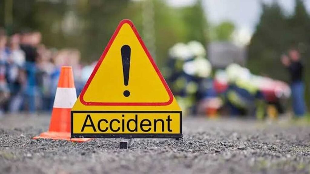 संभल में मौत बनकर दौड़ा ट्रक: ई-रिक्शा के उड़े परखच्चे, सड़क पर बिखरे शव, हालत देख कांप उठे लोग
