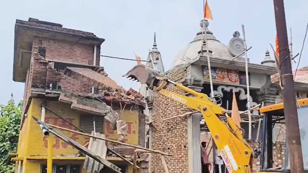 संभल में मंदिर की जमीन पर गरजा बुलडोजर: ढाई घंटे में सब साफ, मच गया हड़कंप!