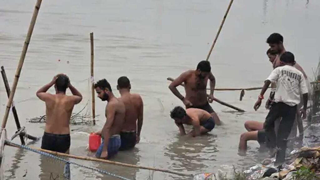 संभल में गंगा स्नान को उमड़ा आस्था का सैलाब, 2 लाख से ज्यादा श्रद्धालुओं ने लगाई डुबकी