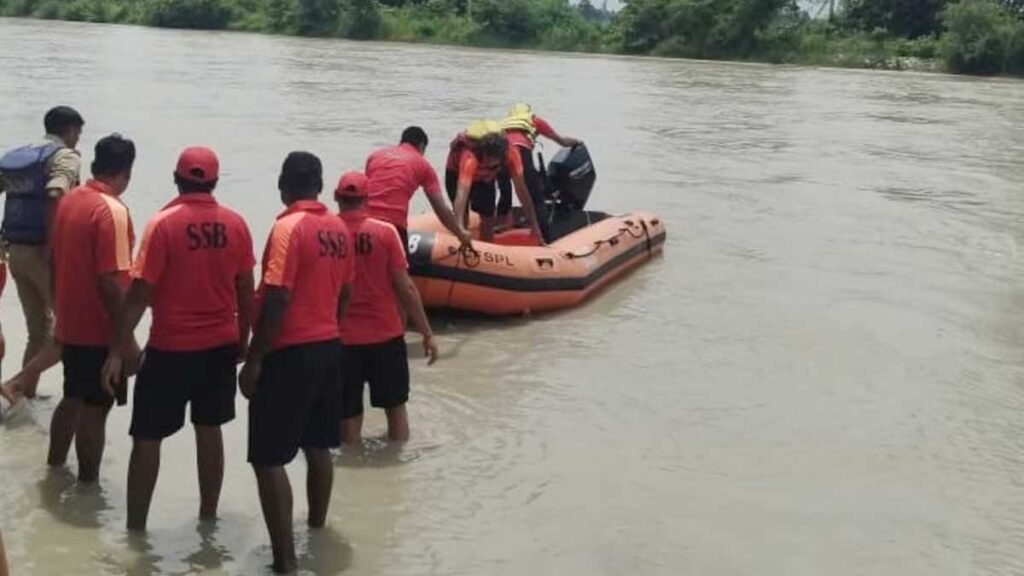 लखीमपुर में मचा हड़कंप, शारदा नदी ने गन्ने की फसलें बहाईं, किसानों की सांसें अटकीं