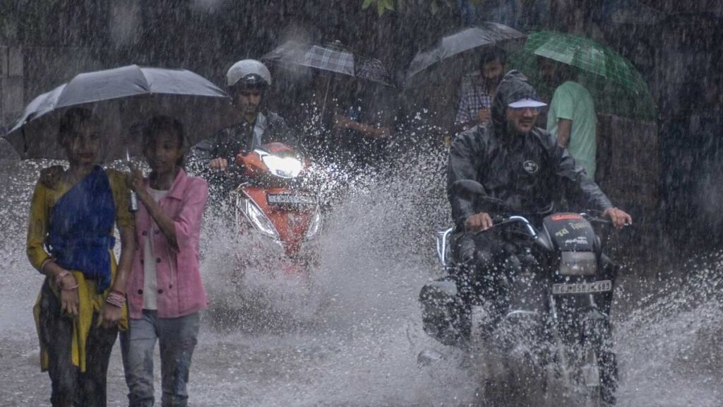 फिर लौट आया मानसून: 3, 4, 5 और 6 अगस्त तक मूसलाधार बारिश का अलर्ट, 57 जिलों में वज्रपात की चेतावनी
