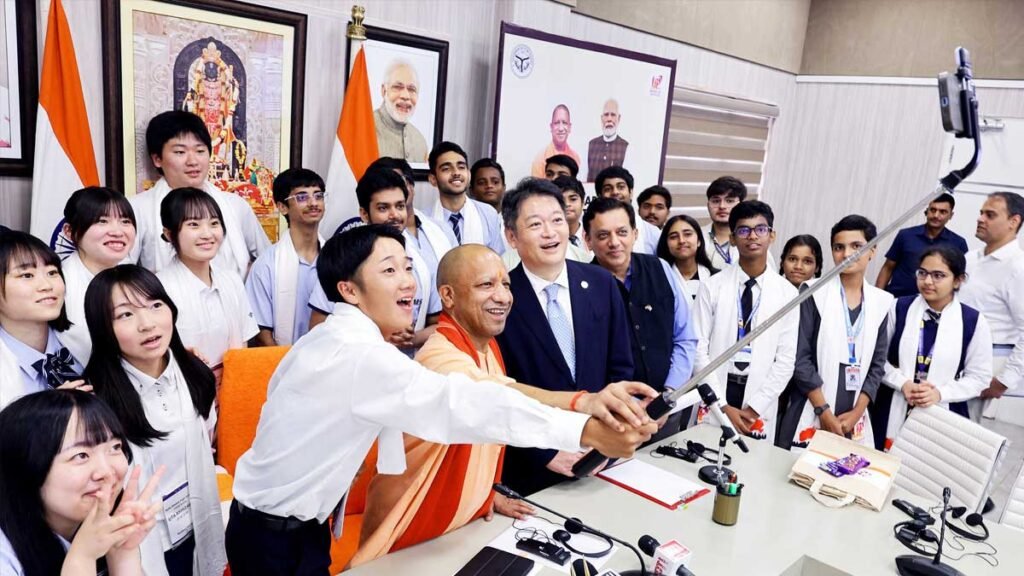 सीएम योगी से मिलने पहुंचे जापानी बच्चे, सेल्फी के लिए दिखा जबरदस्त क्रेज; भारतीय दर्शन का दिया संदेश