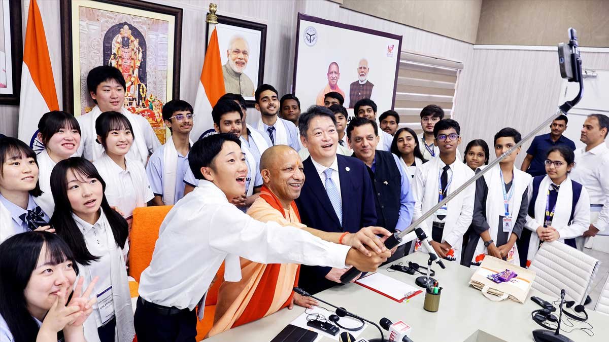 up yogi japanese students india japan dialogue