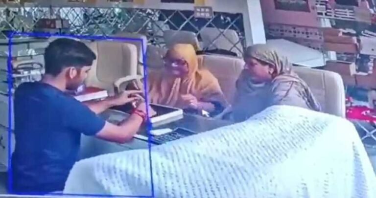 bijnor jewellery shop theft burqa women cctv 8 lakh gold