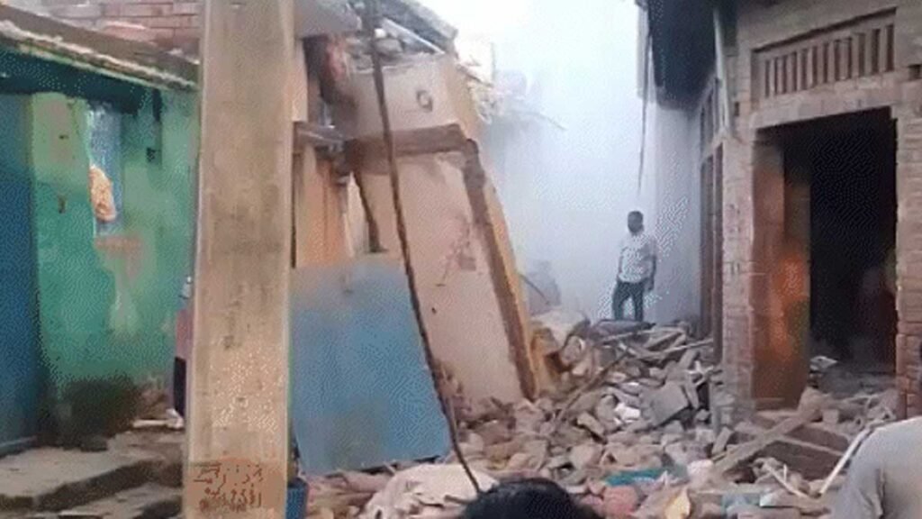 धमाके से ढह गया पूरा मकान