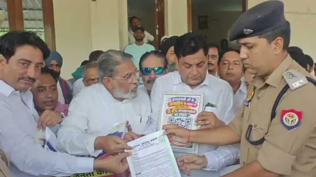 छोटे कारोबारियों पर बोझ का आरोप