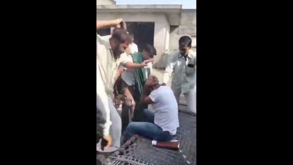 बिजनौर में बिजली चोरी पकड़ने पर जेई की पिटाई: चेकिंग टीम के सामने चारपाई पर बैठाकर थप्पड़-घूंसे मारे!
