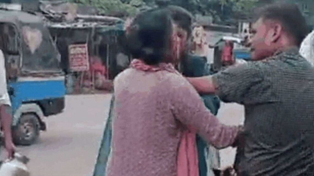 पति को प्रेमिका संग घूमते देख भड़की पत्नी, बीच सड़क जमकर हुआ हंगामा!