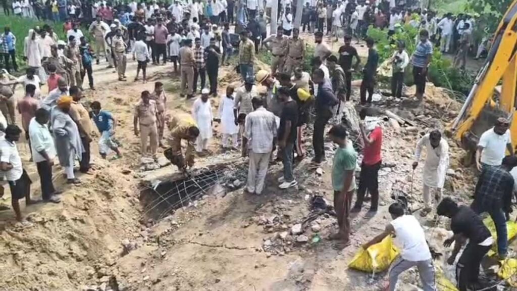 मुरादाबाद में भयानक हादसा: 2 मंजिला पुराना मकान ढहा, मलबे में कई जिंदगियां फंसी होने की आशंका