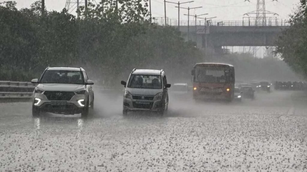 UP Rain News: आगरा से मुरादाबाद तक मूसलाधार बारिश, UP में अगले 48 घंटे बरसेगा पानी!