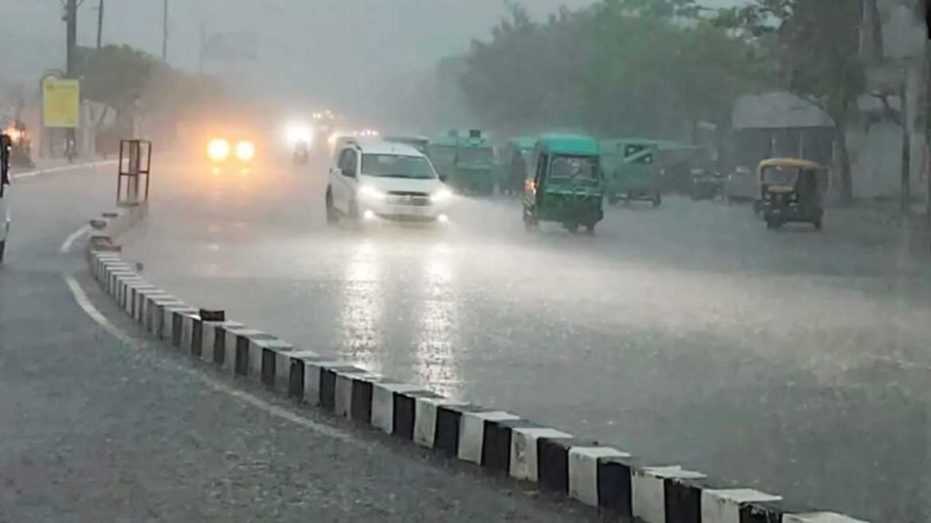 UP Weather: बारिश को लेकर आया नया अपडेट, पूर्वी यूपी के इन जिलों में बारिश का अलर्ट!
