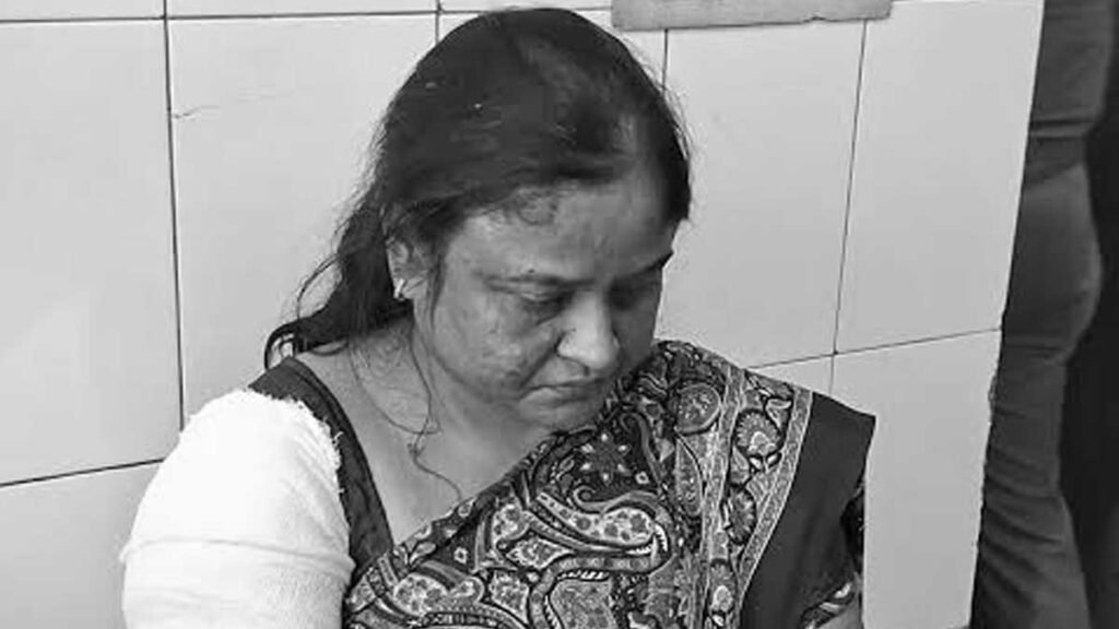 शिक्षिका का शव देखकर बेसुध हुईं प्रिंसिपल