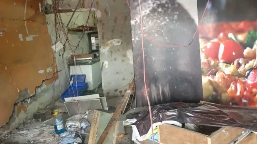 धमाके से टूटे दरवाजे, दीवारों में आईं दरारें