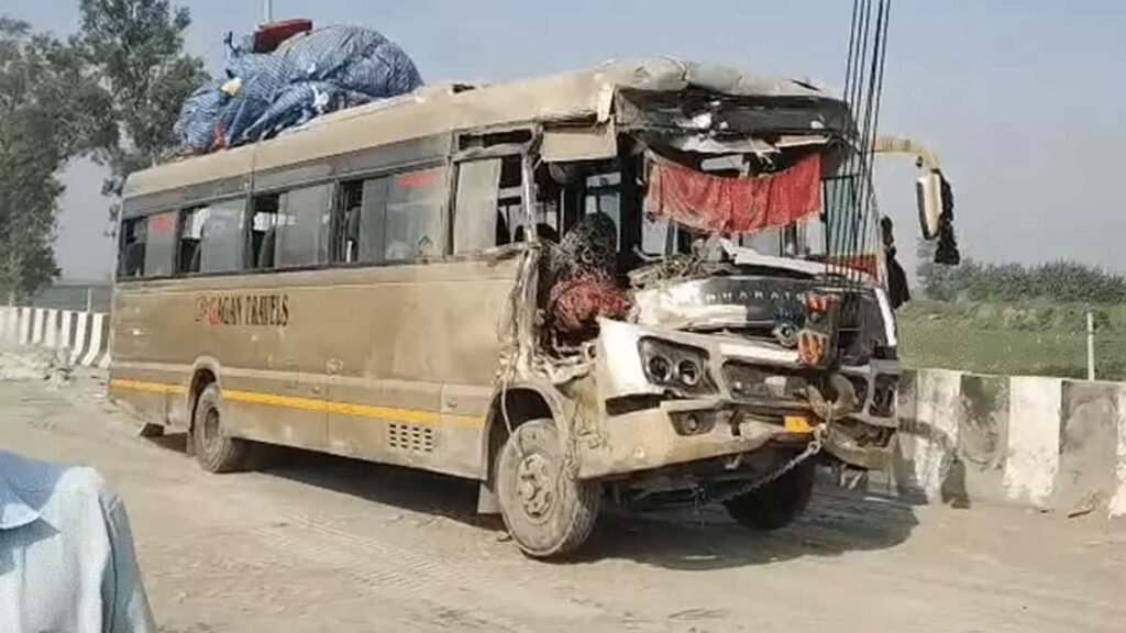 अमरोहा में भीषण हादसा: ट्रैक्टर-ट्रॉली में घुसी टूरिस्ट बस, नेपाली यात्रियों समेत 2 की मौत, 11 घायल!
