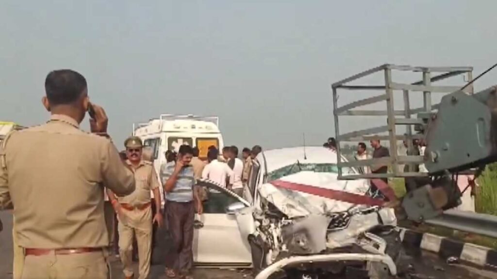 देवरिया में दर्दनाक हादसा: पूर्वांचल एक्सप्रेस-वे पर ट्रक में घुसी कार, 4 खिलाड़ियों की मौत
