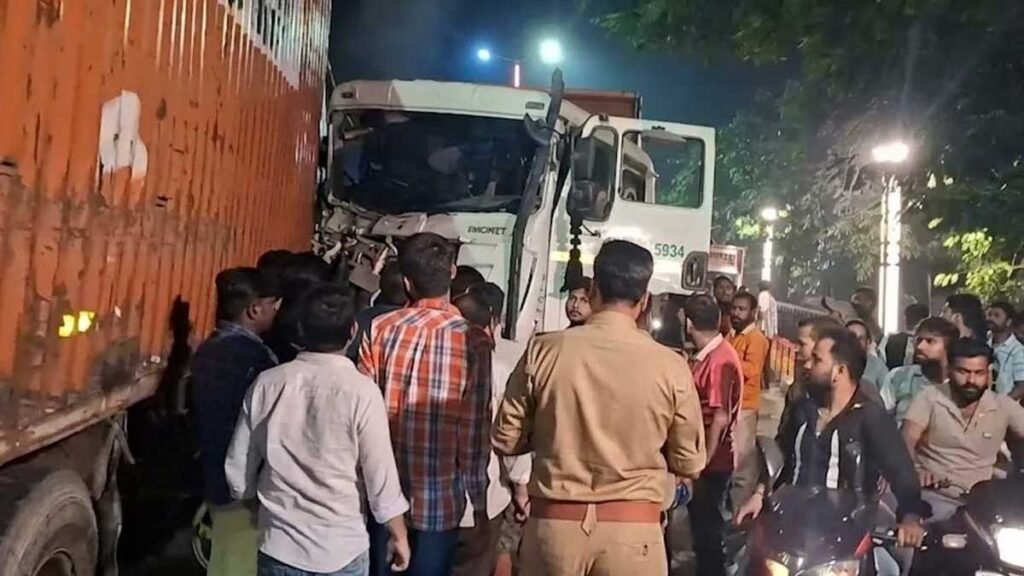 मुरादाबाद में डंपर-कैंटर की आमने-सामने भिड़ंत, केबिन में फंसे चालक को बचाने के लिए चला रेस्क्यू ऑपरेशन!