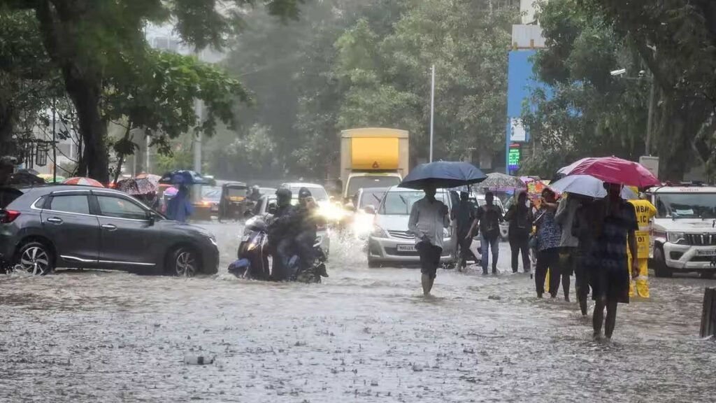 UP Weather News: यूपी में 28-29 अक्टूबर को भारी बारिश का अलर्ट, पूर्वांचल में चक्रवाती तूफान की आशंका